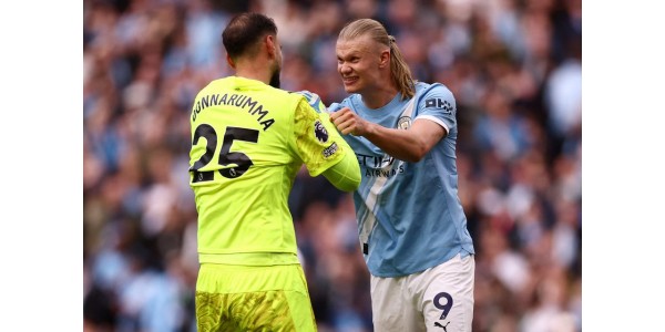 Gianluigi Donnarumma bedankt Erling Haaland voor zijn doelpunt dat de overwinning veiligstelde Gianluigi Donnarumma bedankt Erling Haaland voor zijn doelpunt dat de overwinning veiligstelde